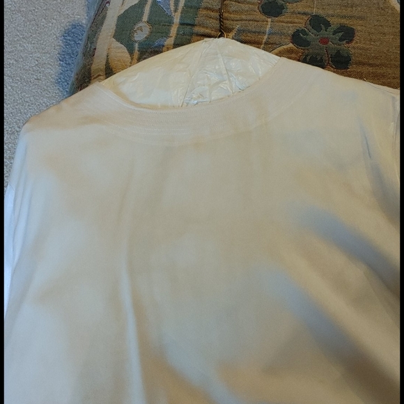 Tops - Picture 4 of 4